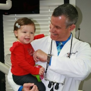 Hollister dentist works with small child and parents